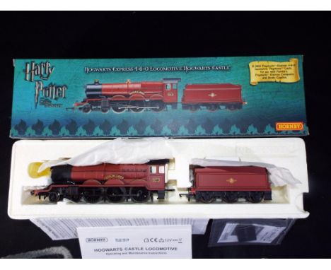 Model Railways - Hornby - a boxed OO gauge 4-6-0 steam locomotive R2662 'Hogwarts Castle', Op. No. 5972, model appears in min