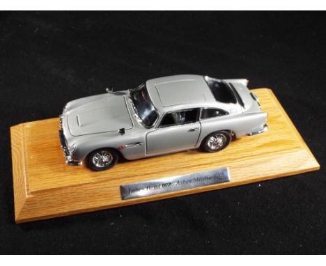 Danbury Mint - A boxed diecast 1:24 scale James Bond 007 Aston Martin DB5 by Danbury Mint. The model is also presented in a p