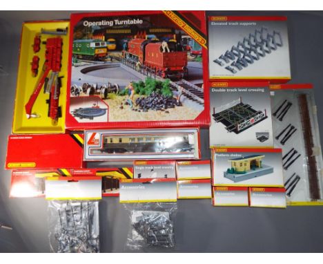 Lot to  include an OO gauge Lima 205132 GWR Railcar Locomotive No 22 in brown and cream, model appears NM in original G box, 
