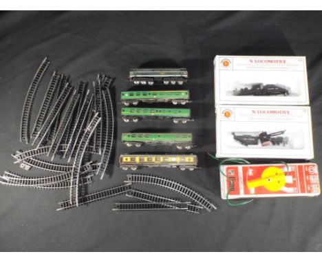 Bachmann &amp; Lima - N gauge rolling stock, comprising class 31 diesel with 4 coaches, 19 pieces of track with controller (a