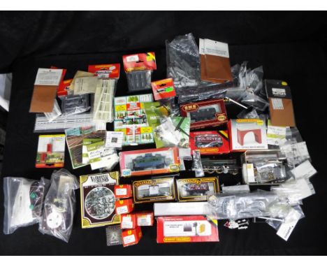 Mainline, Hornby, Airfix, Peco, and Others - Five boxed HO/OO Gauge items of Freight rolling stock, together with a quantity 