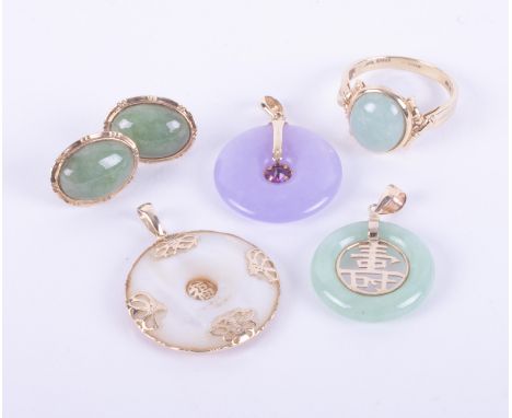 A selection of jade jewellery to include a 14k yellow gold oval cabochon cut jade ring, approx. 12mm x 10mm, 4.00gm, size Q, 