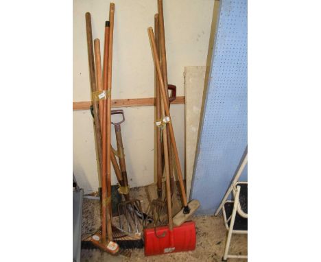 Mixed Lot: Garden tools to include rakes, hoes, shovels etc