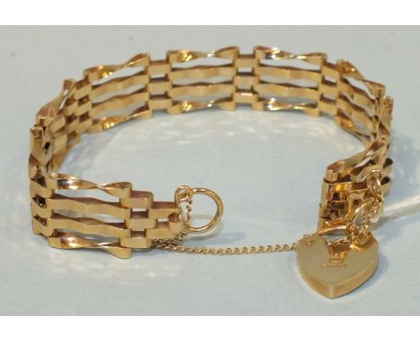 A 9ct gold gate-link bracelet with padlock clasp, 10g.