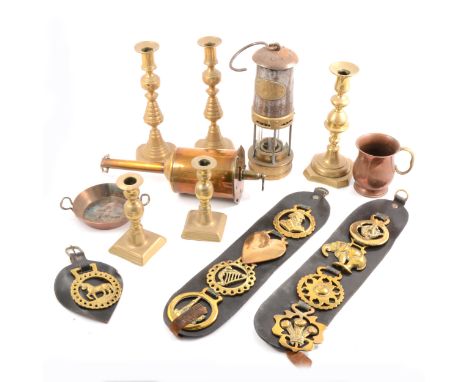 Brass and metalware including a miners lamp by Thomas and Williams Ltd, horse brasses, Salter roasting jack etc.
