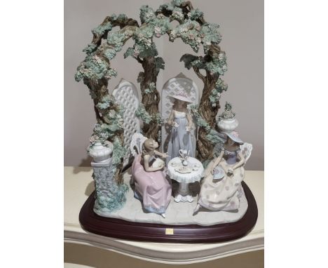 Lladro 01759 Tea In The Garden - Limited Edition 470/2000 with base included. 60x52cm.&nbsp;
This Lladro has damages to petal