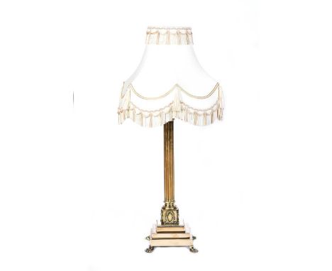 EDWARDIAN BRASS CORINTHIAN PILLAR TABLE LAMP AND SHADE.RAISED ON FOUR PAN FEET.HEIGHT: 32 INCHES.IN GOOD CONDITION.