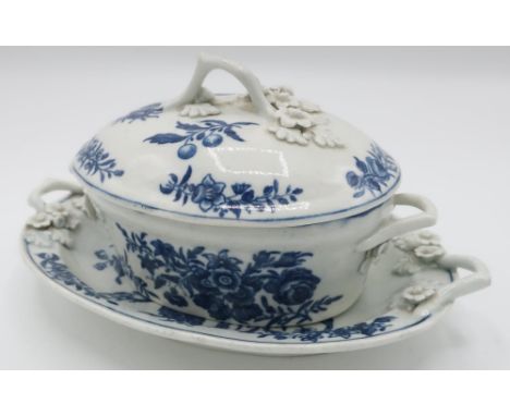 18th century Worcester blue and white porcelain oval butter dish, cover and stand, decorated with Three Flowers pattern, flor