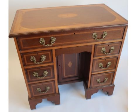 Edwardian Sheraton Revival satinwood cross banded mahogany kneehole dressing table, with one long and six short drawers with 