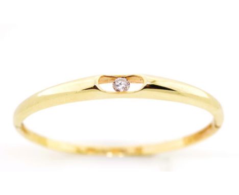 14ct gold and solitaire diamond child's bangle with box clasp and swivel hinge. Marked 585 Minning in yellow gold. Approx dia