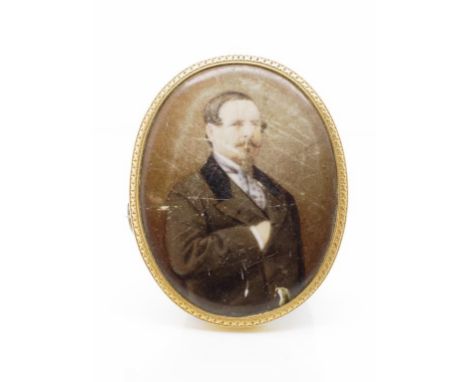 Antique portrait and gold brooch painted on mother of pearl. Approx width 32mm, frame and pin weight 3.44 grams, A/F to portr