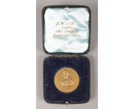 A Shakespeare medal, with portrait on one side, and birth and death dates to the reverse, cased in original box, stamped for 