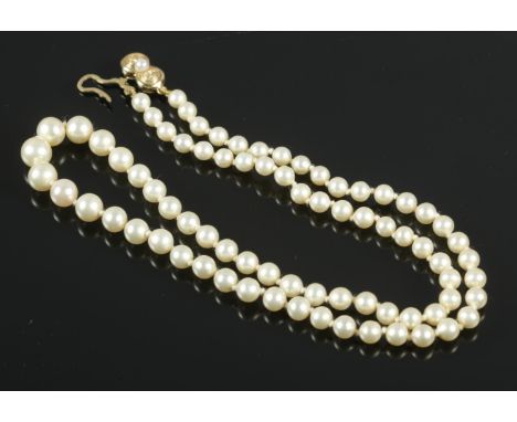A graduated cultured pearl necklace with 9ct gold clasp.L: 23cm. Stamped 375.  