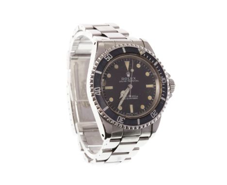 GENTLEMAN'S ROLEX OYSTER PERPETUAL SUBMARINER STAINLESS STEEL WRIST WATCHthe round black dial with wedge, baton and circular 