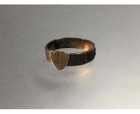A 9ct gold Victorian plaited hair mourning ring with heart shaped panel, with engraved initials F.S. (M) (1.9g)