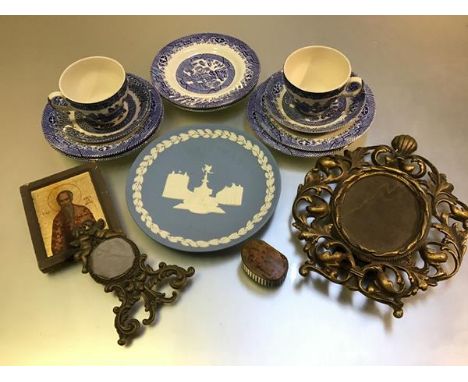 A mixed lot comprising a cast brass oval acanthus leaf bordered photograph frame on easel stand, a treen oval snuff box, a 19