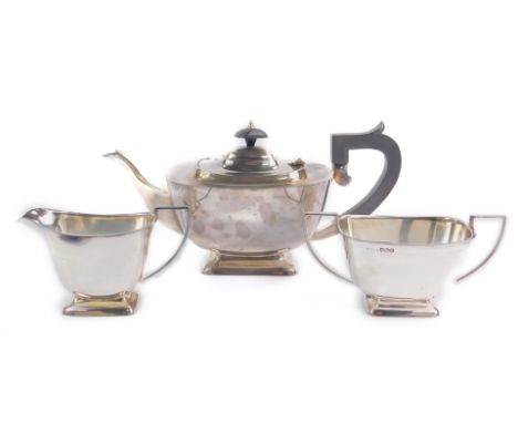 A silver three piece tea set, comprising teapot, cream jug and sugar bowl, maker BRS, Sheffield 1962, 32.98oz.