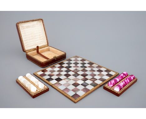 A leather traveller's checkers game set with mother of pearl game pieces, 19th C. Dim.: 13,5 x 13 x 6 cm (the box)  Containin