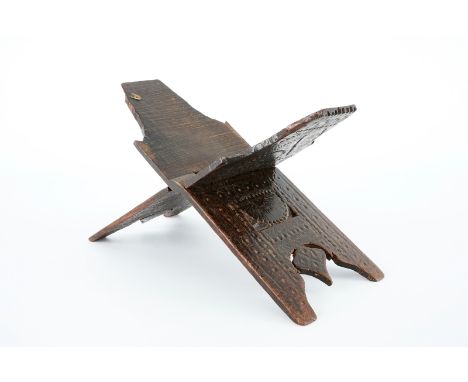 A carved wood Quran stand or rehal, 19th C. L.: 45,5 cm - W.: 18 cm - H.: 23,5 cm 