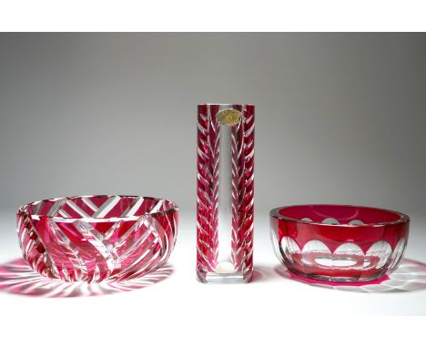 Two Val-Saint-Lambert crystal bowls and a vase in ruby pink crystal, 20th C. H.: 27,5 cm (the vase)Dia.: 25,5 cm (the largest