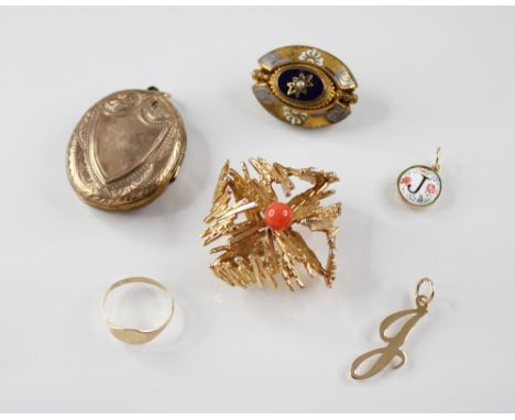 A selection of Victorian and later jewellery, to include a 9ct gold ceramic pendant, of circular form painted with letter 'J'