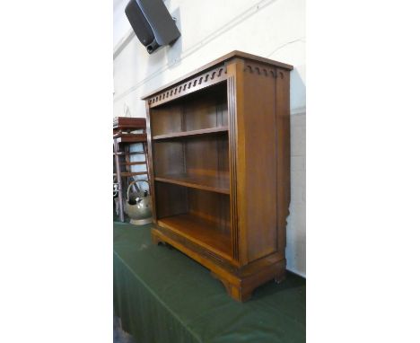 An Early/Mid 20th Century Three Shelf Open Bookcase with Reeded Supports, 100cm Wide 