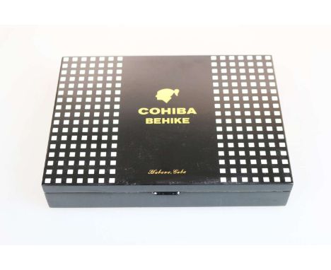 Habanos Cigars, Cohiba Behike 54, 10 Stück in Schwarzlackschatulle, Bauchbinden mit Hologramm, durchgehend im Humidor aufbewa