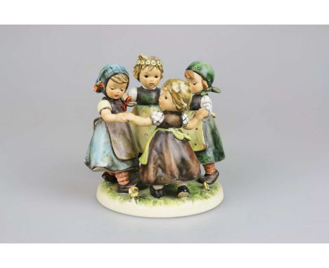 Hummel Figur 348  "Ringelreihen - Ring around the Rosie", H. ca. 17 cm, ein Schleifstrich. Neuwertiger Zustand- Vitrinenware.