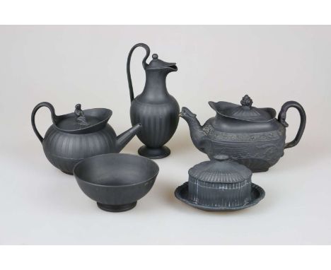 Fünf Teile englische, schwarze Basaltware, u.a. Wedgewood gemarkt: zwei Teekannen (u.a. Wedgwood Teapot, Entwurf c. 1790, Tül