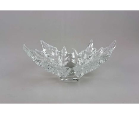 Lalique Paris, Große Schale "Champs-Élysées" in Form von 2 Kastanienblättern, Ende 20. Jh. Farbloses Glas, partiell mattiert 