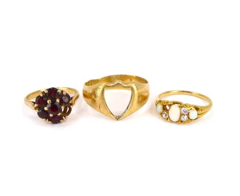 Three 9ct gold rings (all af), comprising a red stone cluster (one stone missing), size L, a ring set with three opals separa