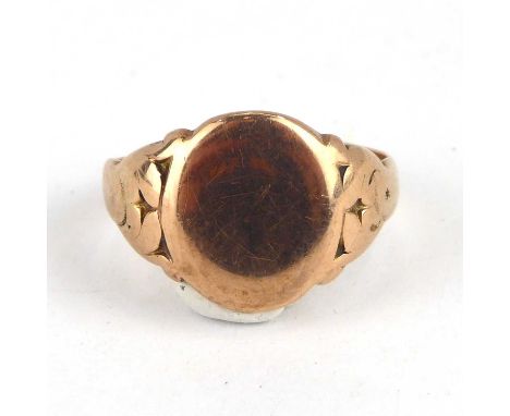 A 9ct rose gold gentlemen's signet ring with blank oval table, size O, approx. 4.2g.