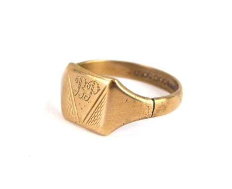 A 9ct rose gold signet ring with square head and triangle pattern, with initials 'BP', size W, approx. 3.9g.
