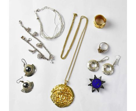 A quantity of silver jewellery to include a sterling silver charm bracelet and a sterling silver rose-form ring, etc.