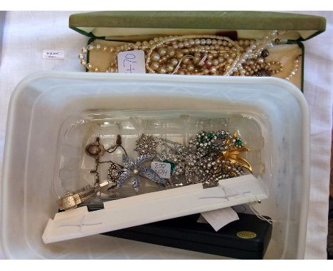 A collection of costume jewellery including a pearl necklace 