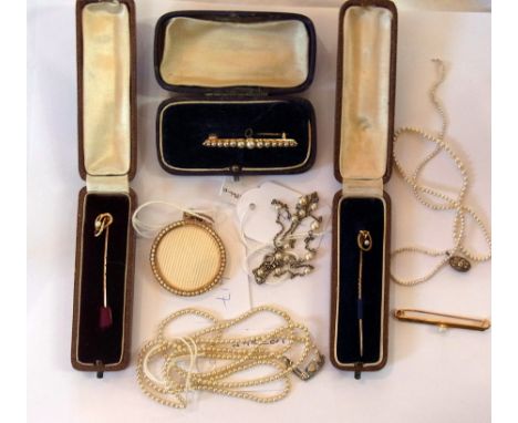 Two gold-coloured metal and pearl stick pins and two further pearl brooches, gold-coloured metal, marked 9ct, and pearl penda