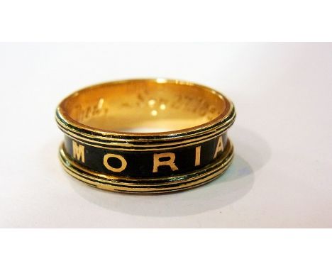 18ct gold and black enamel "In Memoriam" ring with inscription to inside of ring 