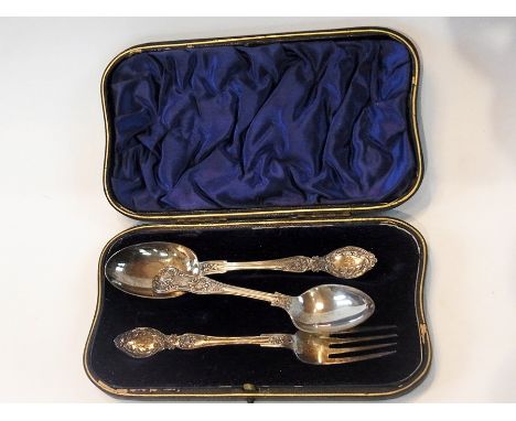 An Edwardian silver spoon and fork presentation set, London 1902 together with a silver plate, Queen's pattern teaspoon in a 