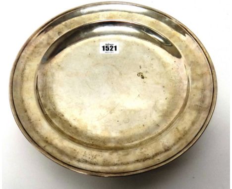 A European circular silver shallow dish, detailed underneath R L, diameter 28.5 cms, weight 517 gms.
