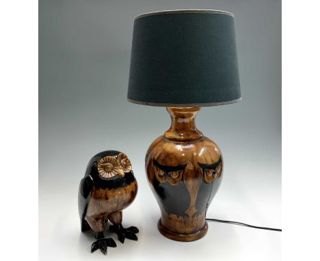 A mid century Italian table lamp decorated with owls, with shade, height 61cm overall, together with a sculpture of an owl (2