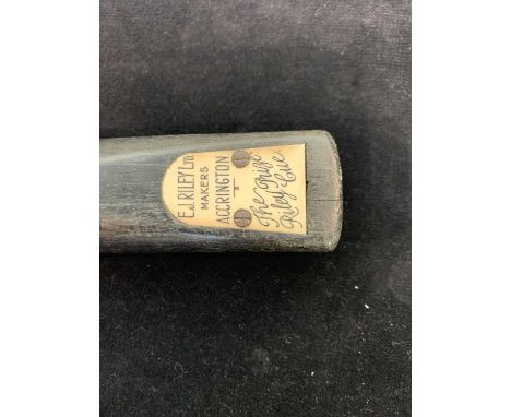 A vintage Riley snooker cue, contained in a metal case.
