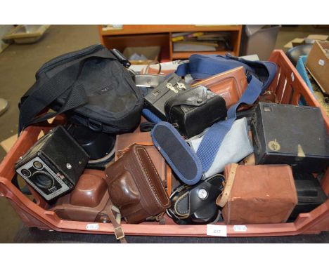 Quantity of assorted vintage cameras and bags