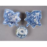 An 18th century Worcester blue and white patty pan with swag and central insect decoration, 3"