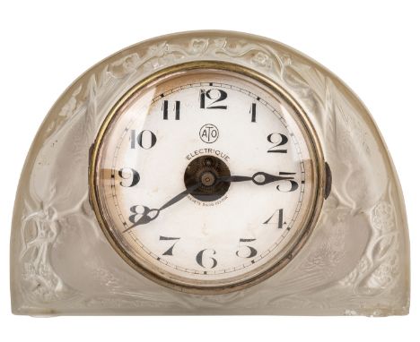 A LALIQUE 'MOINEAUX' TABLE CLOCK DESIGNED CIRCA 1924, RETAILED BY ATO the electrical clock of molded frosted glass with symme