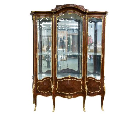 A FRANCOIS LINKE-STYLE PARQUETRY AND BOIS SATINE ORMOLU-MOUNTED VITRINE, LATE 19TH CENTURY three-partite, with two glass shel