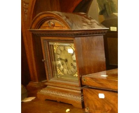 EARLY TWENTIETH CENTURY OAK CASED MANTEL CLOCK, the 6" brass dial with silvered Roman chapter ring, matted centre and pierced