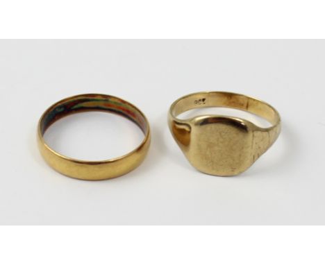 A 9ct gold gentlemen's signet ring, size R, and a 22ct gold wedding band, size R, approx combined 7.1g (2).