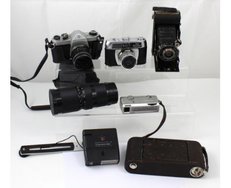 A quantity of cameras to include a cased Pentax Asahi camera, a cased Halina, a Minolta, a cased Kodak, a Wicain camera, and 