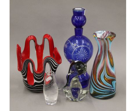 A quantity of Art glass. The largest 33 cm high.