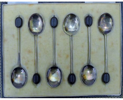 A cased set of enamel and silver coffee spoons. The case 16 cm wide. 46.6 grammes total weight.